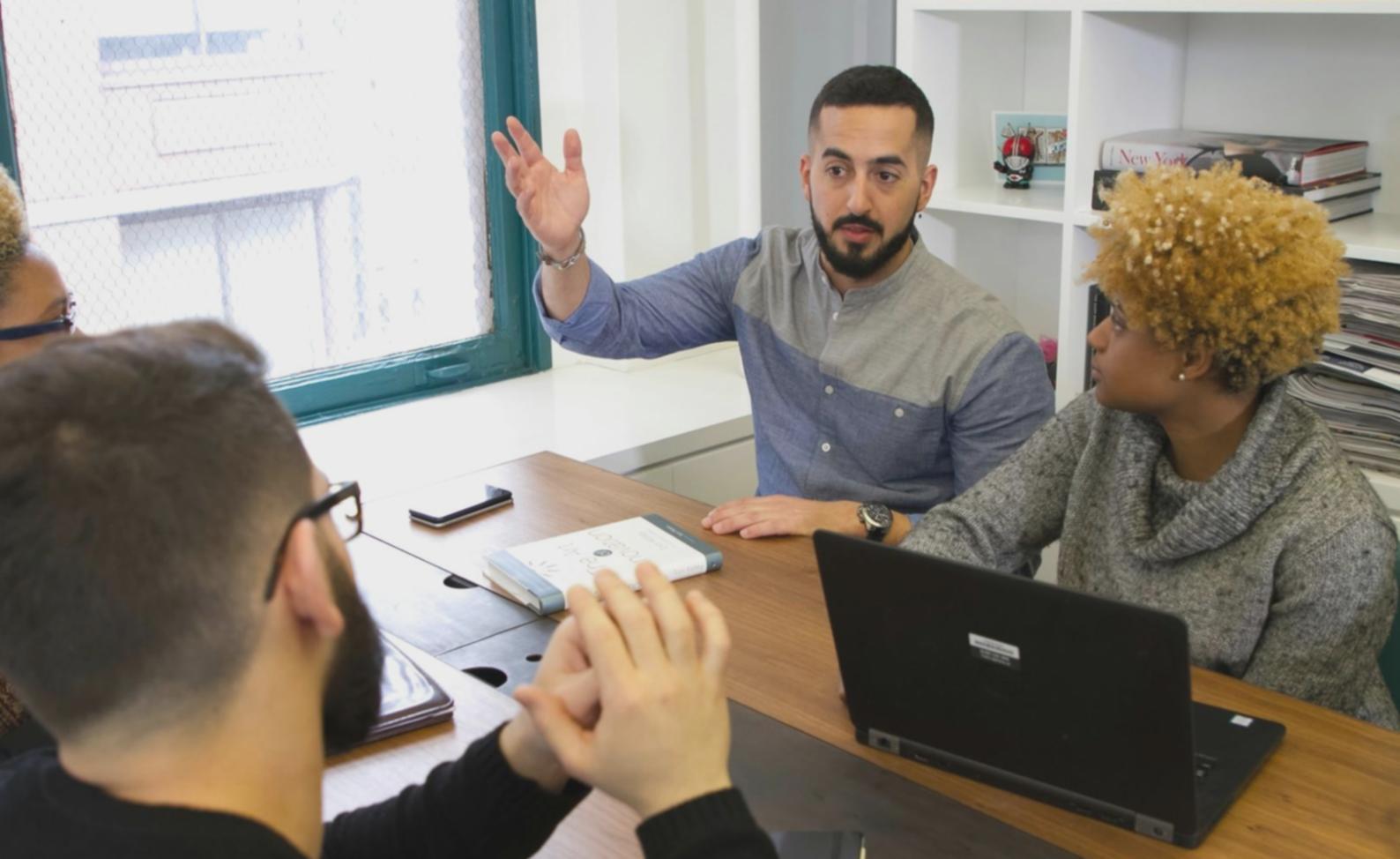 Interface d'apprentissage adaptatif montrant différents modules de formation financière
